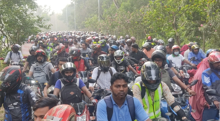 বঙ্গবন্ধু সেতু‌ পার হতে মোটরসাইকেলের দীর্ঘ সা‌রি